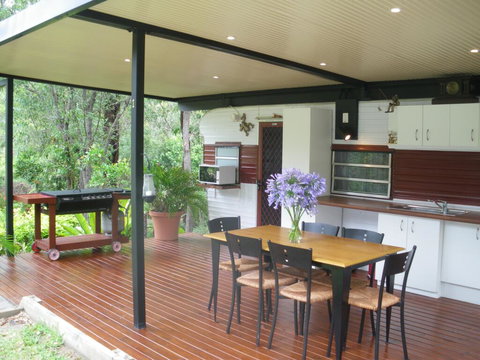 BoBRENE On Tamborine Nude Retreat - Cosy Chalet - Stays Accommodation 2