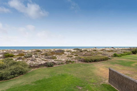 THE SHORE- Absolute Beachfront Holiday House - Stayed 1