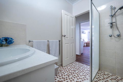 Warmth House Nr Airport 2rooms 5beds Yard N Parking - Stayed 3