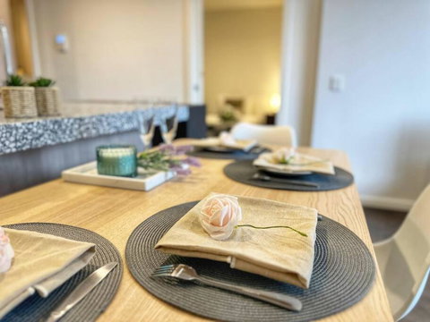 WE107 - 2 BR Modern Apartment With Study Room - Stayed 3